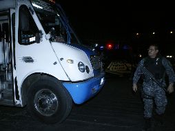 Aspecto del camión presa de un incendio frustrado, la noche de los bloqueos. ARCHIVO  /