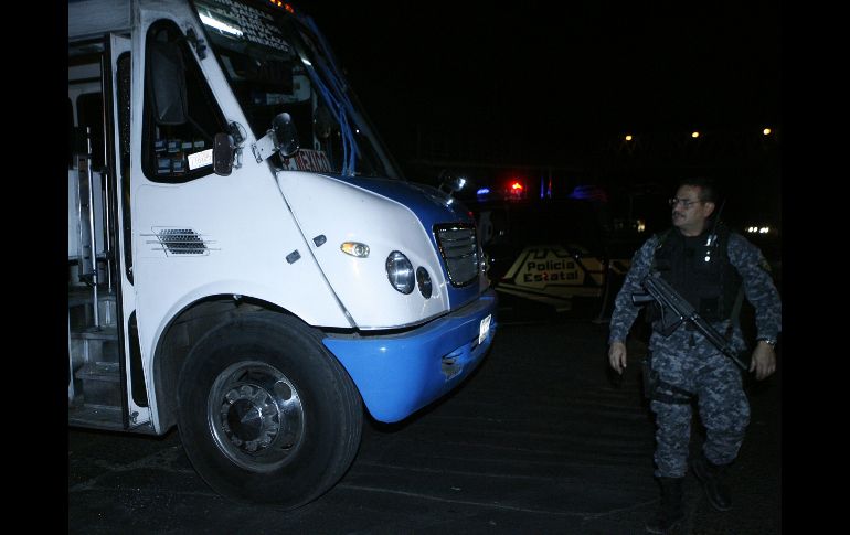 Aspecto del camión presa de un incendio frustrado, la noche de los bloqueos. ARCHIVO  /