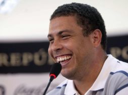 El jugador brasileño Ronaldo durante la conferencia de prensa en la que dijo adiós al futbol. AP  /