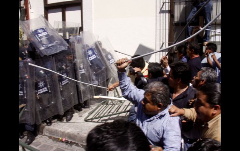 Policías y profesores se enfrentan en Oaxaca. EL UNIVERSAL  /