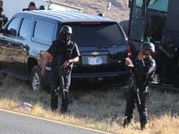 Policías resguardan el lugar del ataque a los funcionarios de EU. Un agente murió y otro resultó lesionado. EL UNIVERSAL  /