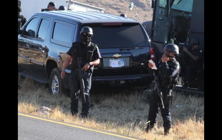 Policías resguardan el lugar del ataque a los funcionarios de EU. Un agente murió y otro resultó lesionado. EL UNIVERSAL  /