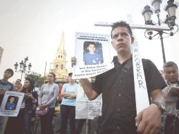 Manifestantes recordaron la muerte de Miguel Ángel López Rocha, quien falleció por intoxicación tras caer al Río SantIago. E. BARRERA  /