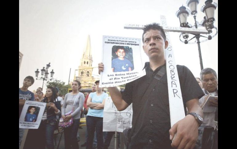 Manifestantes recordaron la muerte de Miguel Ángel López Rocha, quien falleció por intoxicación tras caer al Río SantIago. E. BARRERA  /