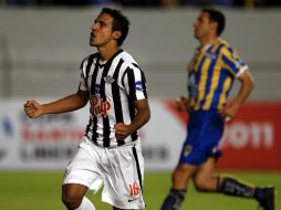 Sergio Aquino, del club Libertad, festeja el gol anotado frente a San Luis, esta noche, en partido de la Copa Libertadores. MEXSPORT  /