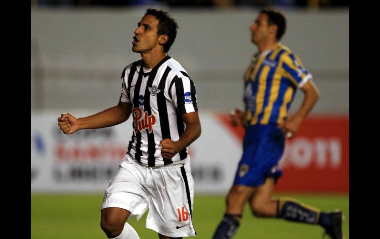 Sergio Aquino, del club Libertad, festeja el gol anotado frente a San Luis, esta noche, en partido de la Copa Libertadores. MEXSPORT  /