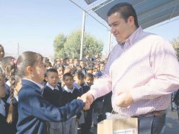 El alcalde asistió a la entrega de 380 paquetes de útiles escolares en la Escuela Primaria Sara Mercado. ESPECIAL  /