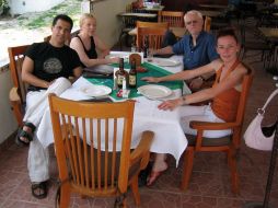 Florence Cassez durante una comida con Israel Vallarta presunto líder de la banda de secuestradores ''Los Zodiaco''. EL UNIVERSAL  /