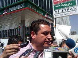 Héctor Vielma señaló el caso de la gasolinera construida en la calle Real Acueducto, misma que no respeta el reglamento. L. NAVARRO  /