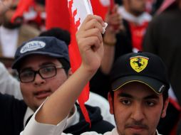 Un manifestante de Bahrein usa la gorra de la escudería más conocida de la Fórmula 1. EFE  /