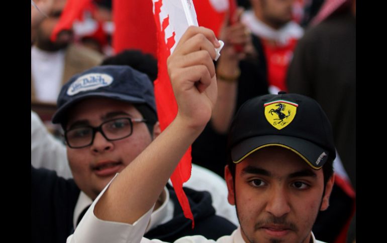 Un manifestante de Bahrein usa la gorra de la escudería más conocida de la Fórmula 1. EFE  /