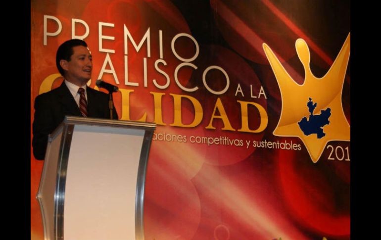 El secretario de Promoción Económica, Alonso Ulloa, hizo entrega de los galardones. ESPECIAL  /