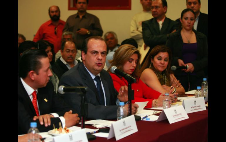 Alonso Godoy Pelayo (al centro), en la comparecencia ante diputados celebrada el 4 de febrero. A. GARCÍA  /