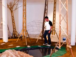 Pierre Ourly trabaja en la construcción de un bosque en el Museo Raúl Anguiano.E. PACHECO  /