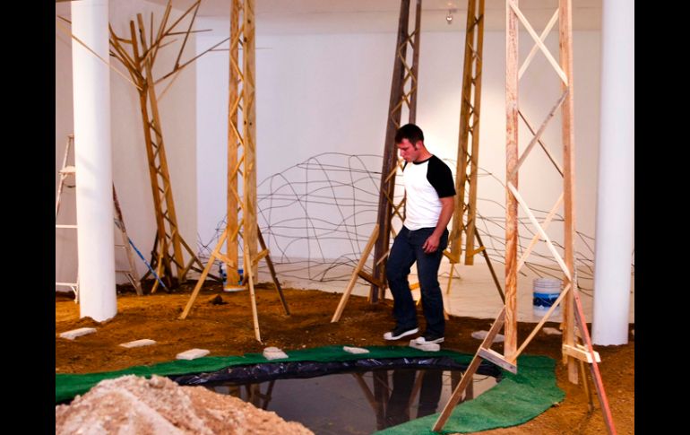 Pierre Ourly trabaja en la construcción de un bosque en el Museo Raúl Anguiano.E. PACHECO  /