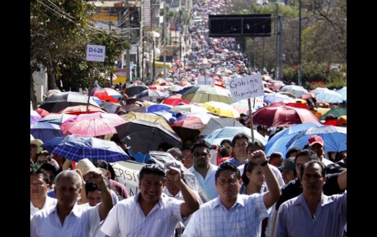 Docentes de la Sección 22 se manifiestan en las principales calles de Oaxaca; demandan la destitución de dos funcionarios. EL UNIVERSAL  /