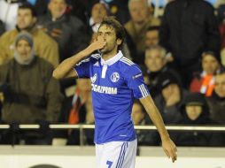 Raúl González festejando un gol con el Schalke 04. AFP  /