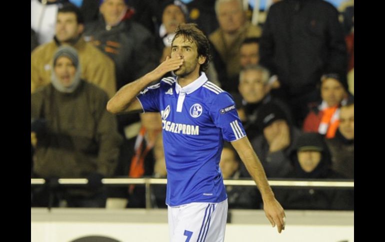 Raúl González festejando un gol con el Schalke 04. AFP  /