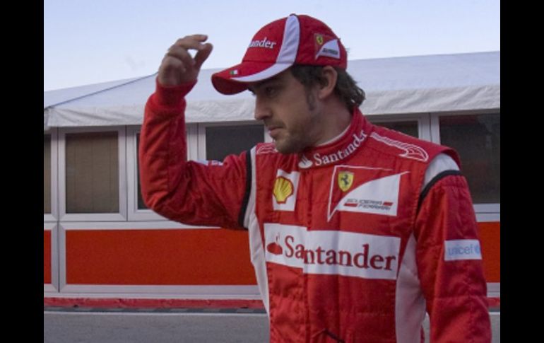 El piloto español Fernando Alonso se alegra de que Robert Kubica se esté recuperando. AP  /