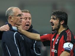 El italiano Genaro Gattuso agrediendo a uno de los auxiliares del Tottenham. AFP  /