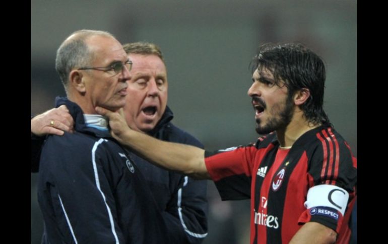 El italiano Genaro Gattuso agrediendo a uno de los auxiliares del Tottenham. AFP  /