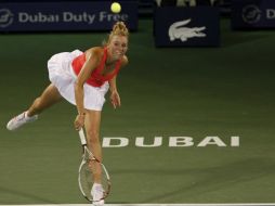 La tenista danesa Caroline Wozniacki devuelve la pelota en el partido de la tercera ronda en Dubai. AP  /