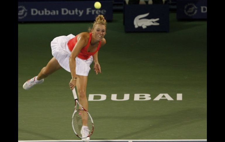 La tenista danesa Caroline Wozniacki devuelve la pelota en el partido de la tercera ronda en Dubai. AP  /