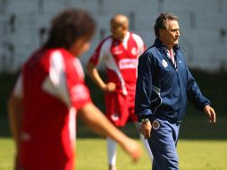 José Luis Real dirige un entrenamiento del “Rebaño” en las instalaciones de Verde Valle. MEXSPORT  /