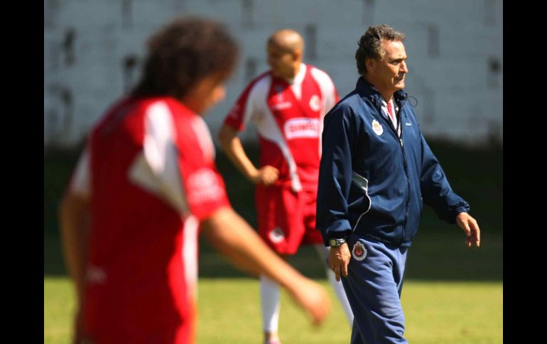 José Luis Real dirige un entrenamiento del “Rebaño” en las instalaciones de Verde Valle. MEXSPORT  /