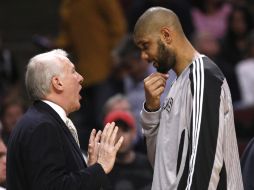 El jugador de San Antonio, Tim Duncan, recibe órdenes de Gregg Popovich. AP  /