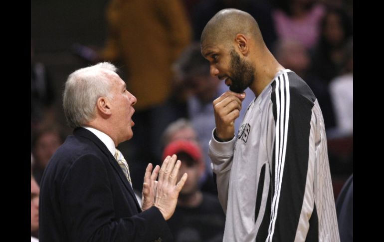 El jugador de San Antonio, Tim Duncan, recibe órdenes de Gregg Popovich. AP  /