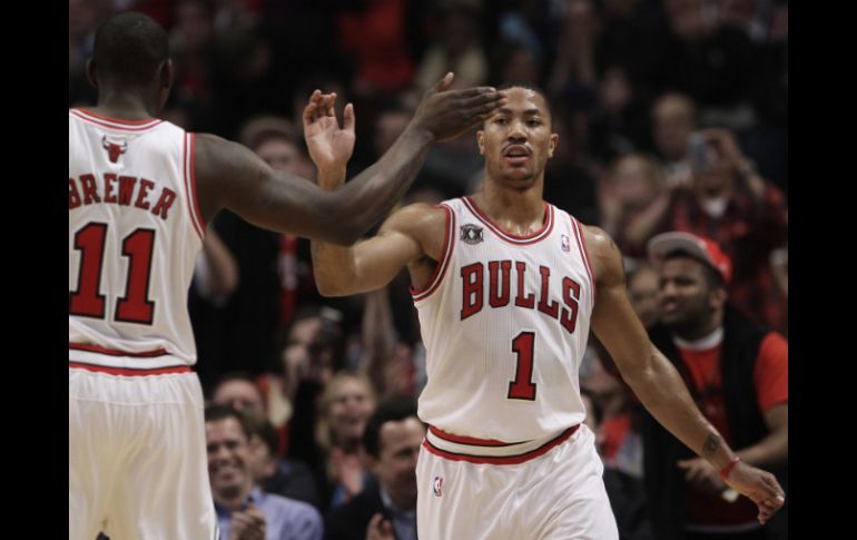 Derrick Rose (der.) es felicitado por su compañero de equipo, Ronnie Brewer. REUTERS  /