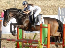 Claudia Watanabe, del Guadalajara Country Club, conquistó la prueba Libre con obstáculos a 1.10 metros montando a “Zero”. A. CAMACHO  /