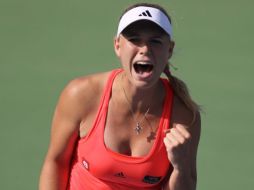 Reacción de Caroline Wozniacki tras conseguir su pase a la siguiente ronda del torneo de Dubai. AFP  /