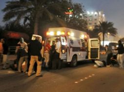 Una ambulancia traslada a manifestantes heridos en la Plaza Lulu, Manama, Bahréin. EFE  /