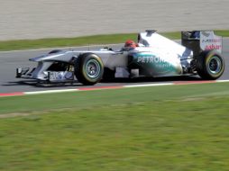 Michael Schumacher durante el entrenamiento de Fórmula Uno que se disputa en Montmeló por disturbios en Barhein. AFP  /