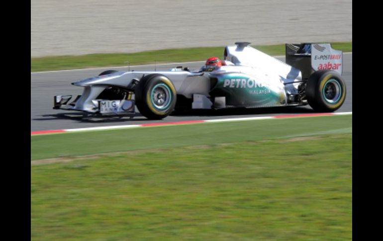 Michael Schumacher durante el entrenamiento de Fórmula Uno que se disputa en Montmeló por disturbios en Barhein. AFP  /