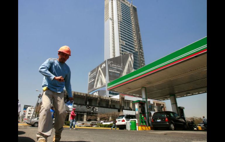 Trabajadores del hotel en construcción acudirán hoy para reclamar el pago de la semana completa. A. GARCÍA  /