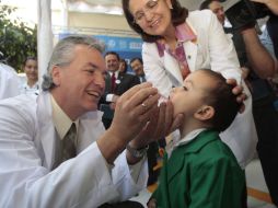 Alfonso Petersen Farah, secretario de Salud, encabezó ayer el comienzo de la primera Semana Nacional de Vacunación en 2011. S. NÚÑEZ  /