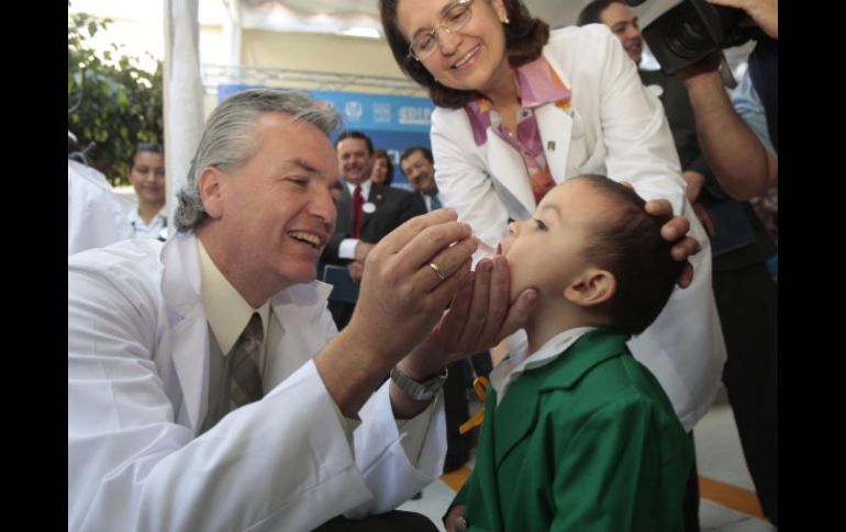 Alfonso Petersen Farah, secretario de Salud, encabezó ayer el comienzo de la primera Semana Nacional de Vacunación en 2011. S. NÚÑEZ  /