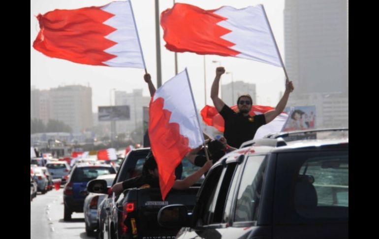 El pueblo de Bahrein participó en una manifestación para apoyar la estabilidad del gobierno, en Manama.  NOTIMEX  /