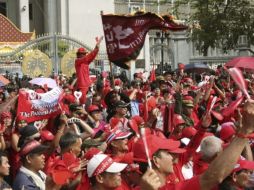 Manifestantes conocidos como los ''camisas rojas'' se congregan frente a la sede del Tribunal Supremo en Bangkok. EFE  /