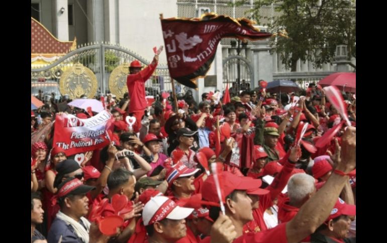 Manifestantes conocidos como los ''camisas rojas'' se congregan frente a la sede del Tribunal Supremo en Bangkok. EFE  /