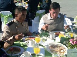 Autoridades civiles y militares comparten un desayuno como parte de la celebración. A CAMACHO  /