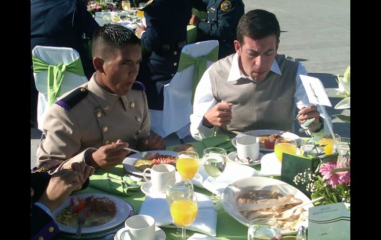 Autoridades civiles y militares comparten un desayuno como parte de la celebración. A CAMACHO  /