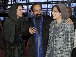 Asghar Farhadi posa junto a las actrices Leila Hatami y Sarina Farhadi antes de la proyección de Jodaeiye Nader az Simin. EFE  /