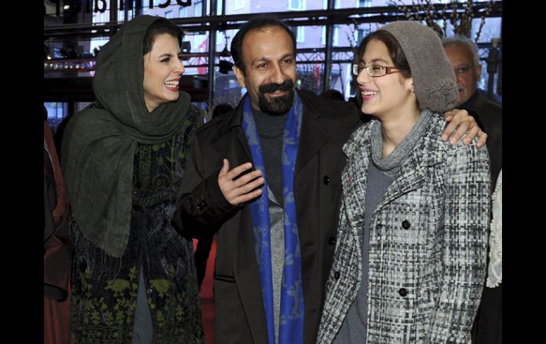 Asghar Farhadi posa junto a las actrices Leila Hatami y Sarina Farhadi antes de la proyección de Jodaeiye Nader az Simin. EFE  /