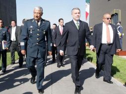 • Raúl López (izq.), comandante de la V Región Militar, camina junto al gobernador, Emilio González. A. CAMACHO  /