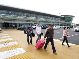 Viajeros en el Aeropuerto Internacional de Guadalajara. E. PACHECO  /