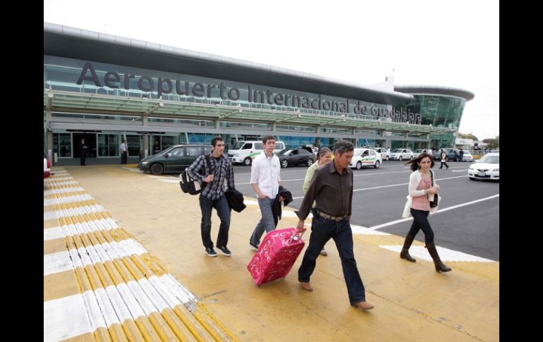 Viajeros en el Aeropuerto Internacional de Guadalajara. E. PACHECO  /